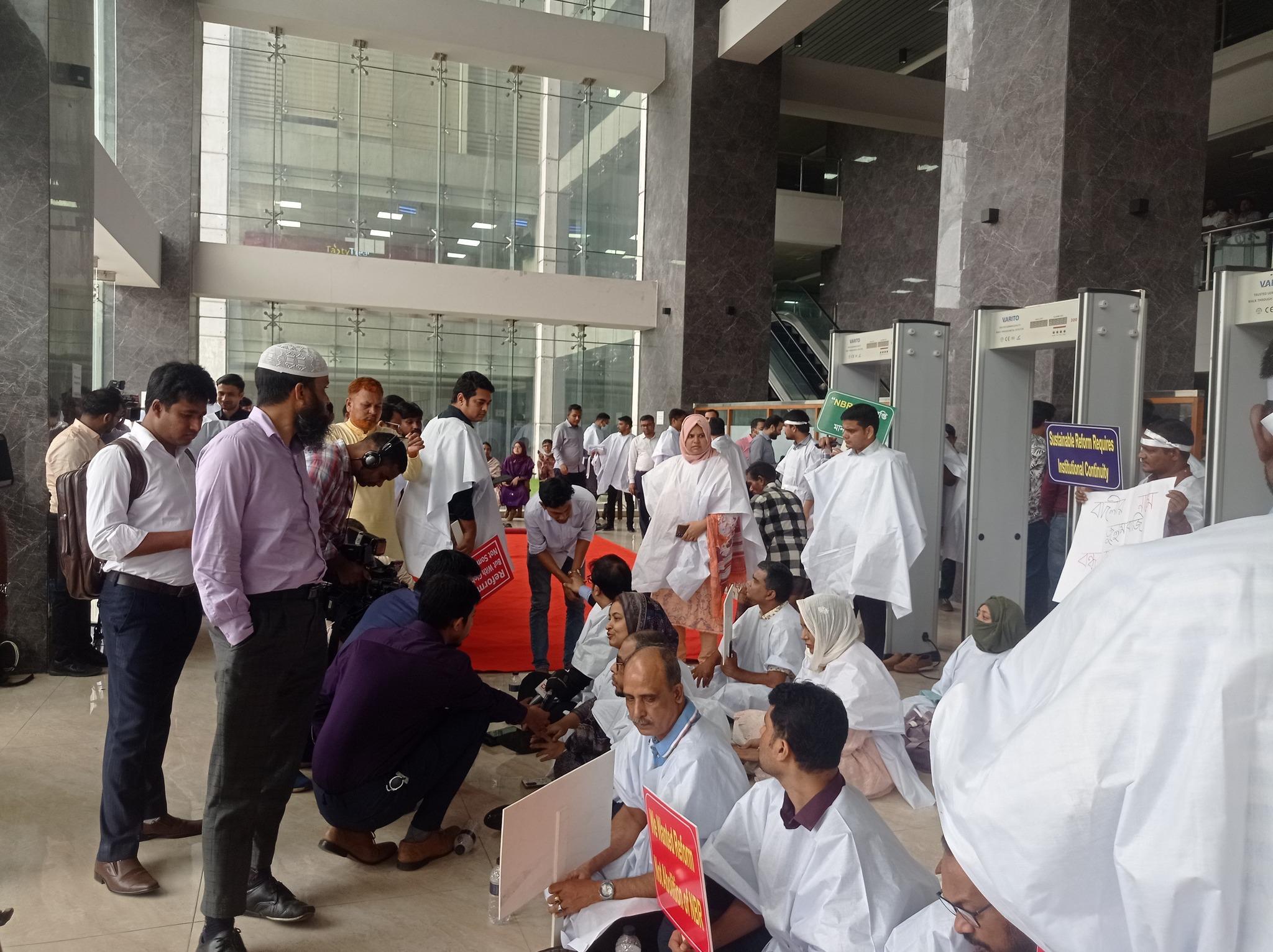 কাফনের কাপড় পরে আন্দোলনে এনবিআর কর্মকর্তারা